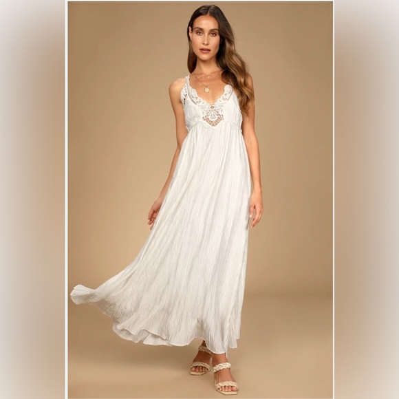Lulus Dresses & Skirts - Lulus White Plisse Maxi Dress - Size Small